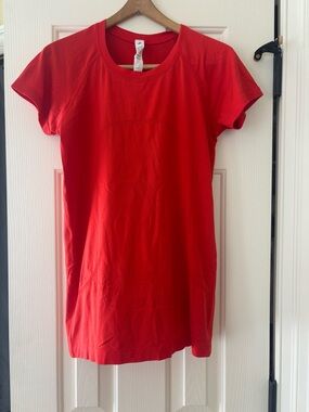 Lululemon women’s Swiftly Tech Short-Sleeve Shirt 2.0 size 8 red